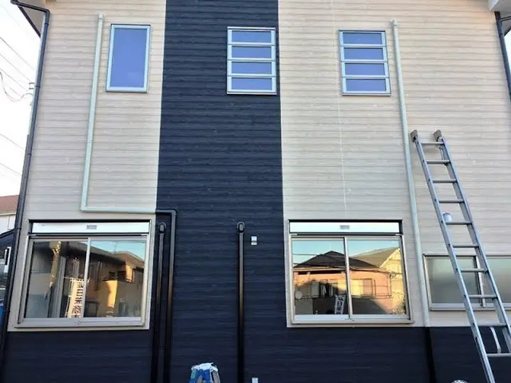 戸建て住宅の2階からハシゴを使って美しく配管化粧カバーを施工しているエアコン工事店